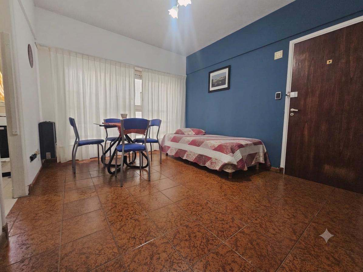 A escasos metros del shopping los gallegos, contamos con este departamento de dos ambientes al contra frente muy luminoso.