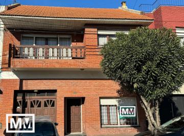 Casa · 230m² · 4 Ambientes · 1 Cochera · Casa en San Jose