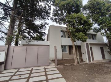 Casa · 90m² · 3 Ambientes · 2 Cocheras · Venta Casa a Estrenar 2 Dorm. en 133 E/ 490 y 491
