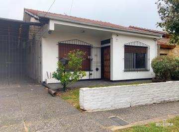 Casa · 105m² · 3 Ambientes · 1 Cochera · Casa Chalet con Taller en Venta en Barrio Luna