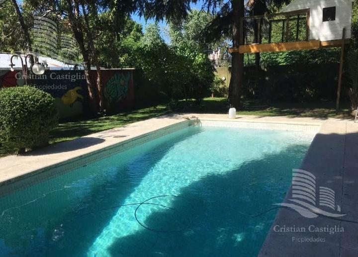 Casa · 250m² · 5 Ambientes · 2 Cocheras