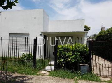 Casa de 4 ambientes, La Plata · Casa Tres Dorm. en Venta - Calle 148 E/ 529 y 530 - La Plata