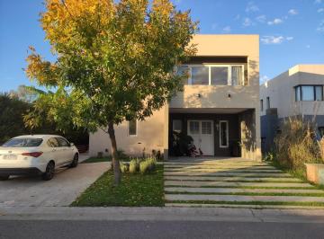 Casa · 205m² · 4 Ambientes · 2 Cocheras · Casa 4 Amb Amueblada Pileta Parrilla Amarre