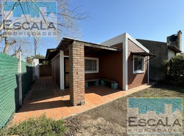 Casa · 60m² · 2 Dormitorios · 1 Cochera · Casa de Dos Dorm con Cochera Cubierta, Patio y Jardin en Roldan