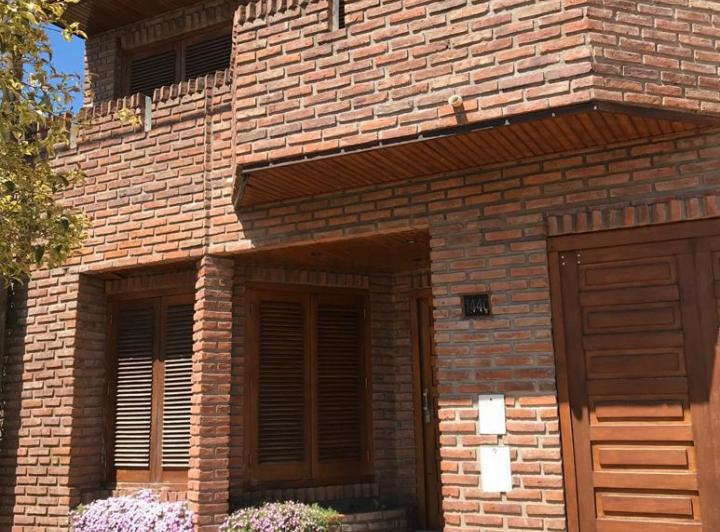 Casa · 234m² · 6 Ambientes · 2 Cocheras