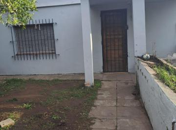 Casa · 70m² · 4 Ambientes · 1 Cochera · Venta de Lote con Mejoras a m de Acceso Oeste - Moreno.