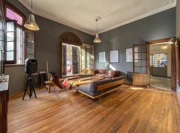 Casa · 198m² · 7 Ambientes · 1 Cochera · Casa de 4 Dorm. con Diseño en Barrio Lourdes