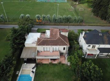Casa · 333m² · 5 Ambientes · Casa en Venta en Campos de Alvarez