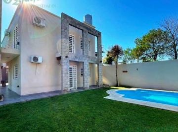 Casa · 250m² · 5 Ambientes · 1 Cochera · Venta de Excelente Casa en Parque Leloir - Ituzaingó