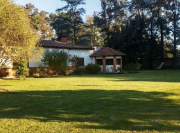 Casa · 300m² · 5 Ambientes · Casa Quinta Malvinas Argentinas Calle 11 de Septiembre 600