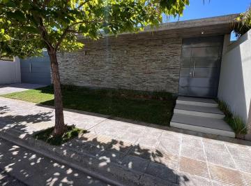 Casa de 4 ambientes, Neuquén · Se Vende Excelente Propiedad en Jardines del Rey de Neuqwuen Capital