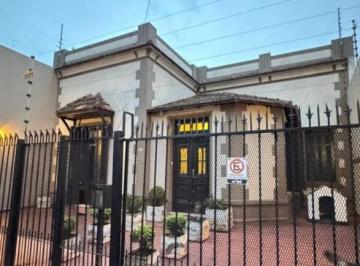 Casa · 230m² · 5 Ambientes · Casa en Venta - Zona La Perla