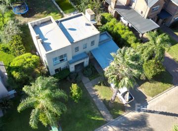 Casa · 180m² · 6 Ambientes · 1 Cochera · Oportunidad Casa de 3 Dorm. en Country Miraflores