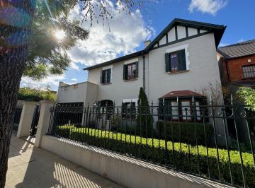 Casa · 300m² · 8 Ambientes · 4 Cocheras · Casa en Temperley Oeste