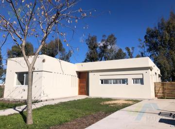 Casa · 155m² · 4 Ambientes · 2 Cocheras · Venta de Casa en Santa Emilia - Pilar del Este