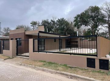 Casa · 51m² · 3 Ambientes · 1 Cochera · Casa en Venta 2 Dorm., Pileta y Cochera en Altos de Pellegrini Roldán. Financiación