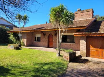Casa · 198m² · 5 Dormitorios · Casa en Zona Iglesia - Solida Construcción - Proxima Al Mar