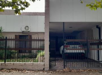Casa · 170m² · 5 Ambientes · 1 Cochera · Excelente Casa Estilo Americano Desarrollada en 2 Plantas