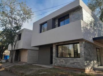 Casa · 191m² · 4 Ambientes · 2 Cocheras · Casa en Venta Housing 3 Dorm. Pachacutec