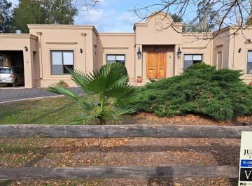 Casa · 220m² · 4 Ambientes · 5 Cocheras · Casa en Club de Campo El Moro