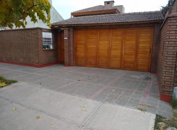 Ingreso Vehicular · Excelente Casa en Bº John A. Walker, a m del Lateral Sur del Acceso Este