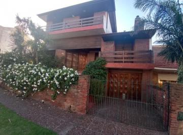 Casa · 330m² · 5 Ambientes · Venta/permuta Chalet de 5 Amb. C/dependencia, Mar del Plata