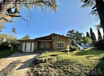 Casa · 1600m² · 3 Ambientes · 1 Cochera · Venta de Casa Quinta de 3 Ambientes con Cochera y Piscina en Moreno