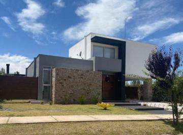 Casa de 5 ambientes, Lunlunta · Hermosa Casa en Alquiler en Exclusivo Complejo Carrascal Lulunta!
