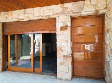 Casa · 266m² · 5 Ambientes · Casa de Solida Construccion y Exelente Ubicacion, en Dos Plantas.