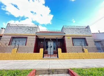 Casa de 3 ambientes, Lanús · Casa de 3 Ambientes con Parque y Cochera