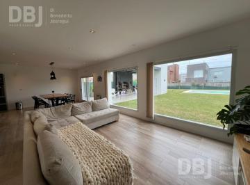 Casa · 105m² · 2 Ambientes · 3 Cocheras · Casa en Casuarinas Premium