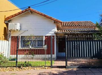 Casa · 130m² · 4 Ambientes · 1 Cochera · Castelar Norte a 100 m de Arias Chalet en Venta