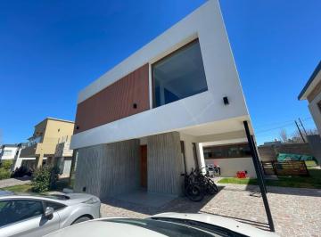 Casa · 230m² · 5 Ambientes · 2 Cocheras · Venta Casa 5 Ambientes de Categoría en Barrio Privado Los Troncos Berazategui