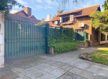 Casa · 400m² · 9 Ambientes · 3 Cocheras · Chalet con Consultorios en Venta en Hurlingham