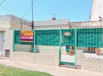 Casa de 3 ambientes, Lomas de Zamora · L. de La Torre 1600 Lomas de Zamora Casa 3 Amb Fondo 300 m² Cochera Losa