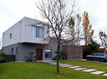Casa · 190m² · 4 Ambientes · 4 Cocheras · Casa Chalet en Venta en El Cantón Puerto, El Cantón, Escobar