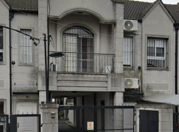 Casa · 150m² · 4 Ambientes · 1 Cochera · Gelly Obes 1000. Venta Duplex