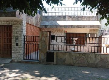 Casa · 140m² · 6 Ambientes · 1 Cochera · Casa - Azcuenaga