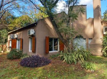 Quinta vacacional · 280m² · 4 Ambientes · Quinta en Pilar de 280 m². Terreno de 4744 m². Piscina Jardín.