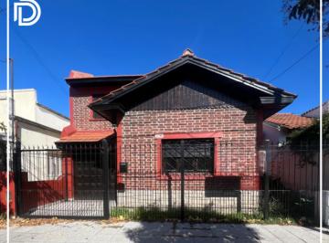 Casa · 120m² · 4 Ambientes · 1 Cochera · Casa - Pompeya