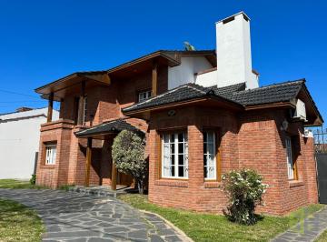 Casa · 234m² · 8 Ambientes · 2 Cocheras · Casa de 4 Habitaciones en Venta