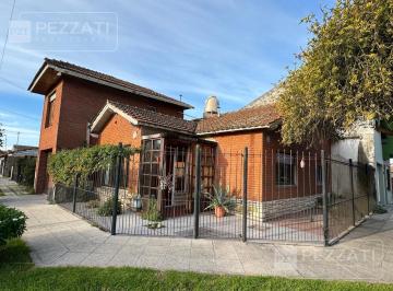Casa · 116m² · 4 Ambientes · 1 Cochera · Casa en Venta en La Zona de Villa Primera. Garage. Patio. 3 Dorm.. 2 Baños.