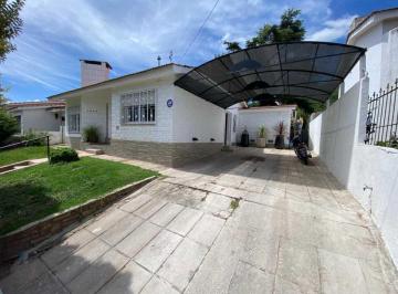 Casa · 170m² · 2 Dormitorios · 2 Cocheras · Vendo! Casa Barrio. Residencial / Imperdible Oportunidad