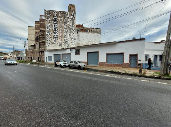 Local comercial · 244m²