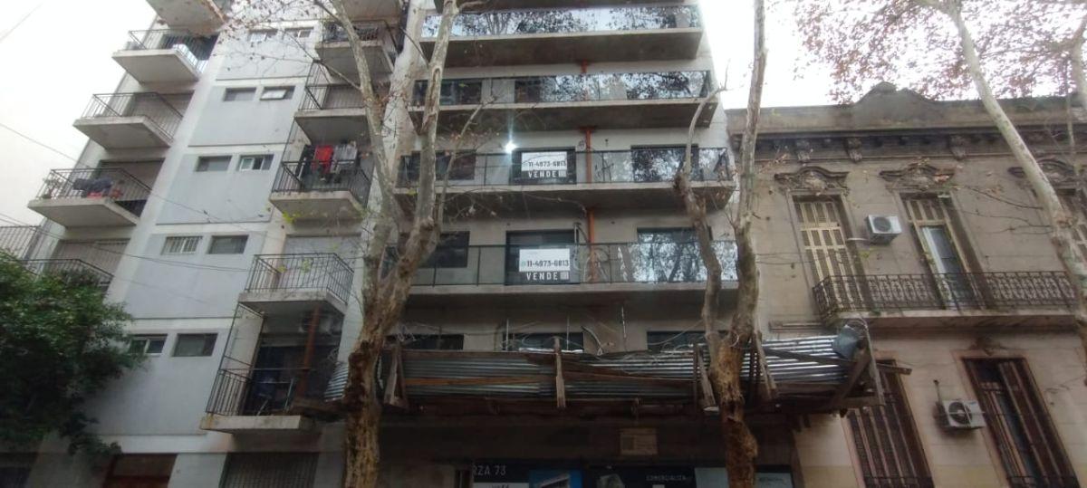 Esparza 100. Entre Rivadavia y Av.  hipolito yrigoyen