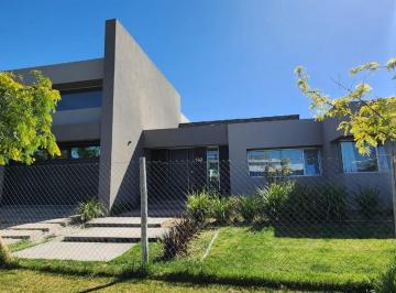 Casa · 350m² · 4 Ambientes · 4 Cocheras · Casa en Venta Bº El Vergel