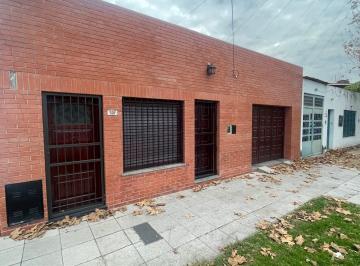 Casa de 4 ambientes, Lomas de Zamora · Casa con 2 Dorm. y 219 m² en Venta en Banfield