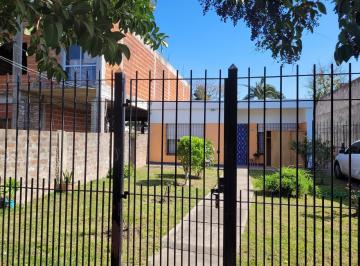 Casa · 85m² · 4 Ambientes · 2 Cocheras · Casa en Venta con Amplio Espacio Verde