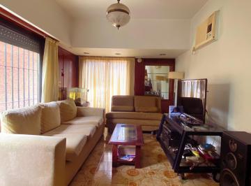 Casa · 165m² · 5 Ambientes · 2 Cocheras · Casa en Venta con 3 Habitaciones y Quincho.