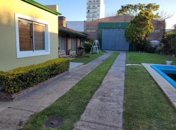 Casa · 250m² · 2 Ambientes · 2 Cocheras · Venta de Casa Parque y Piscina + Galpon Parabolico